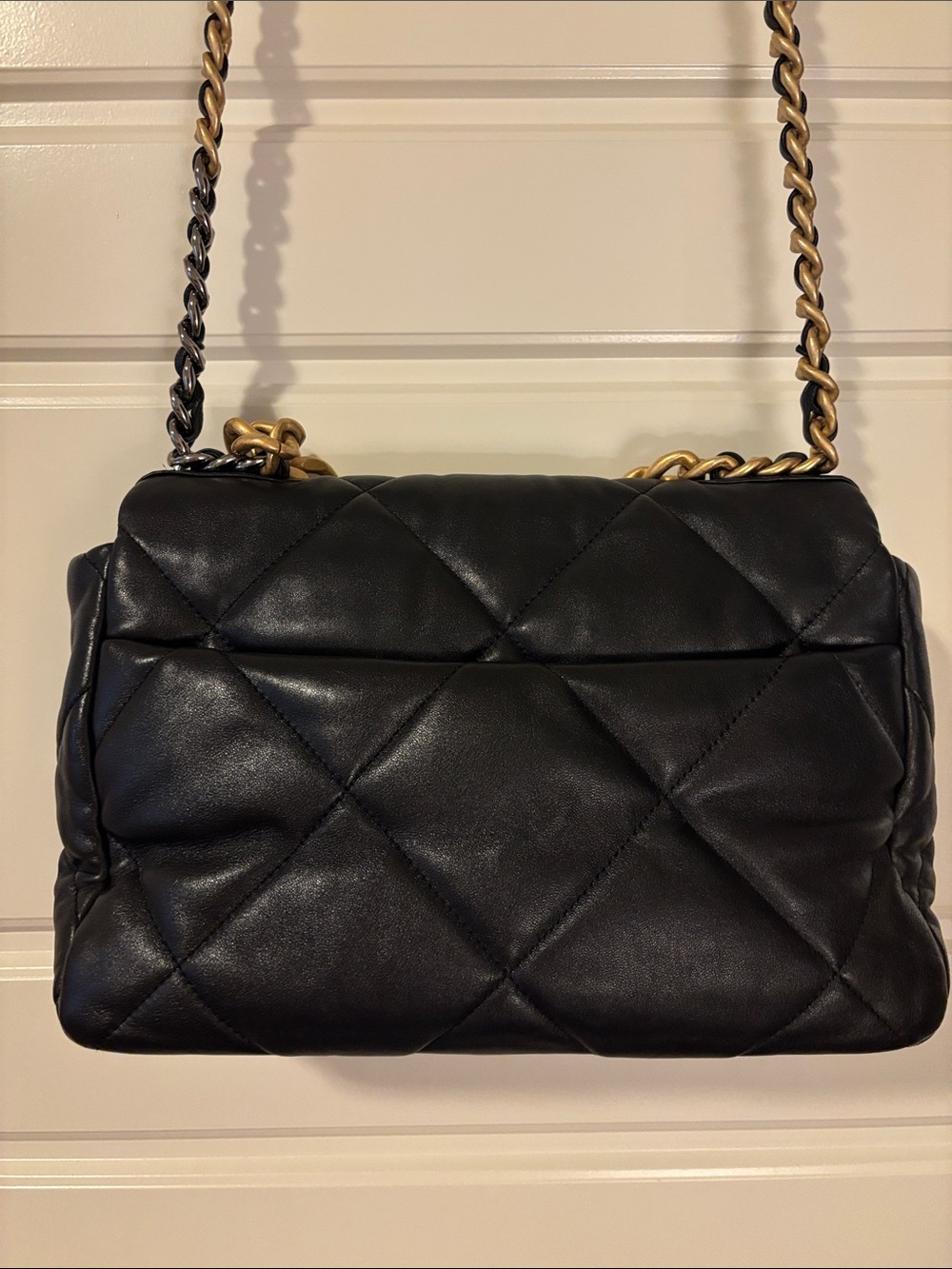 CHANEL Black Quilted Leather Shoulder Bag with Gold Chain - Picture 9 of 10